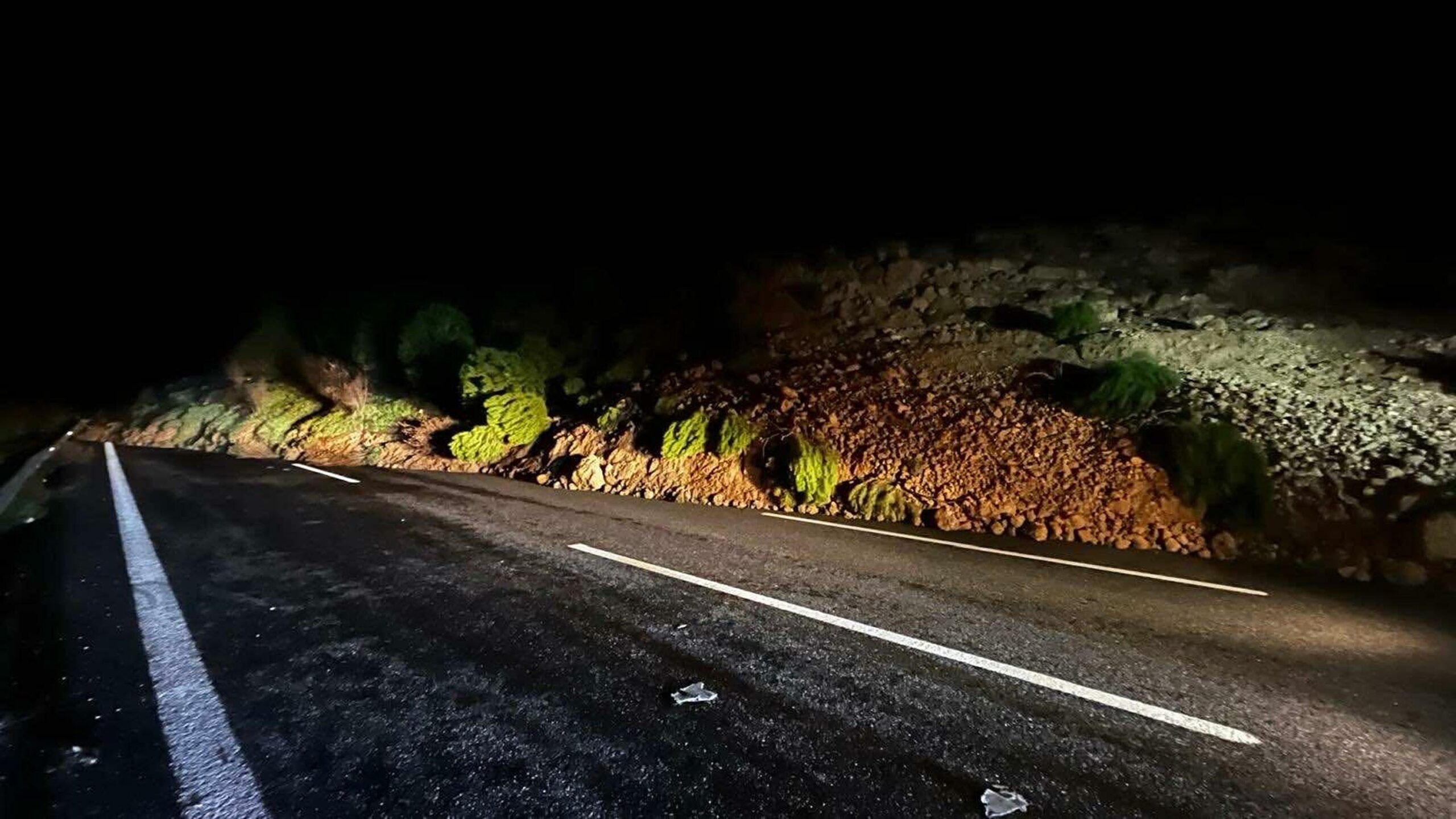Manisa’nın Saruhanlı ilçesinde meydana gelen toprak kayması nedeniyle çift yönlü