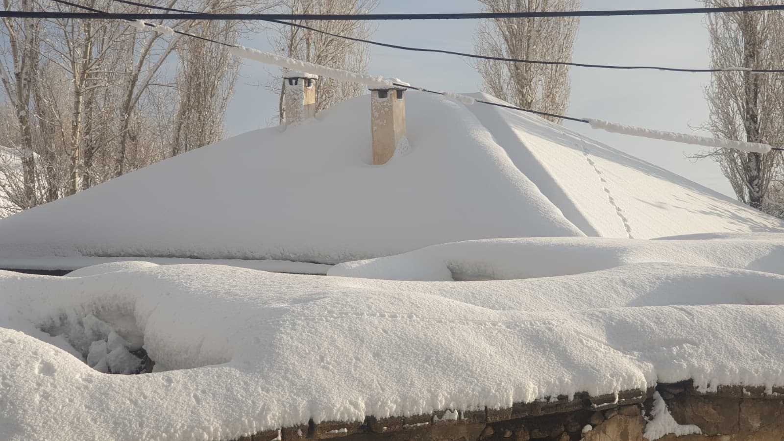 Van’ın 5 ilçesinde etkili olan yoğun kar yağışı ve olumsuz