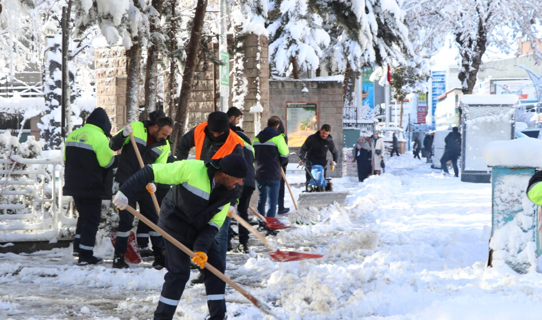 Van’da dün gece saatlerinden itibaren etkisini gösteren yoğun kar yağışı