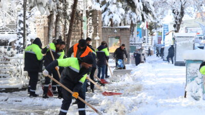 Van’da dün gece saatlerinden itibaren etkisini gösteren yoğun kar yağışı