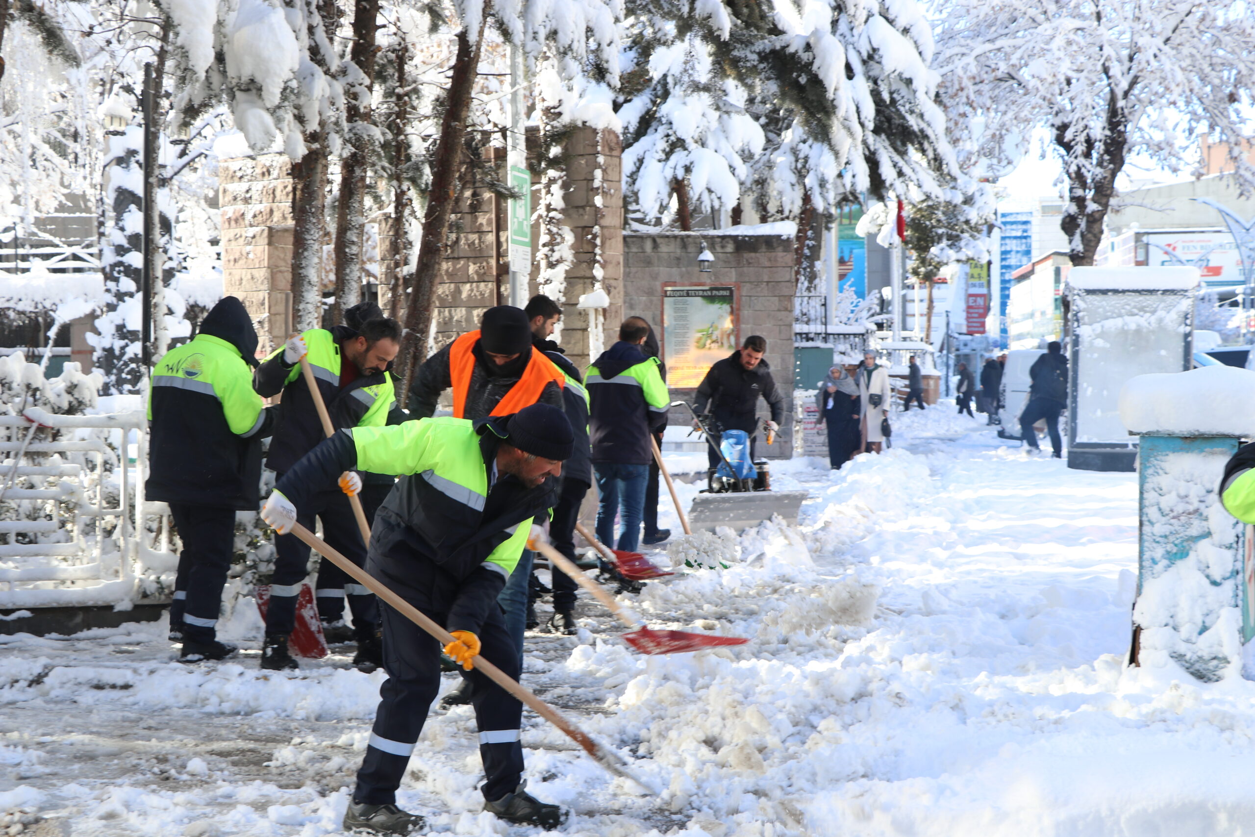 Van’da dün gece saatlerinden itibaren etkisini gösteren yoğun kar yağışı