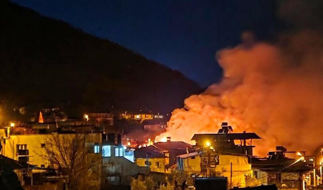 Fethiye ilçesinde 3 katlı ahşap bir evde çıkan yangında, tek
