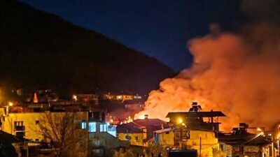 Muğla’nın Fethiye ilçesinde üç katlı ahşap bir evde çıkan yangında,