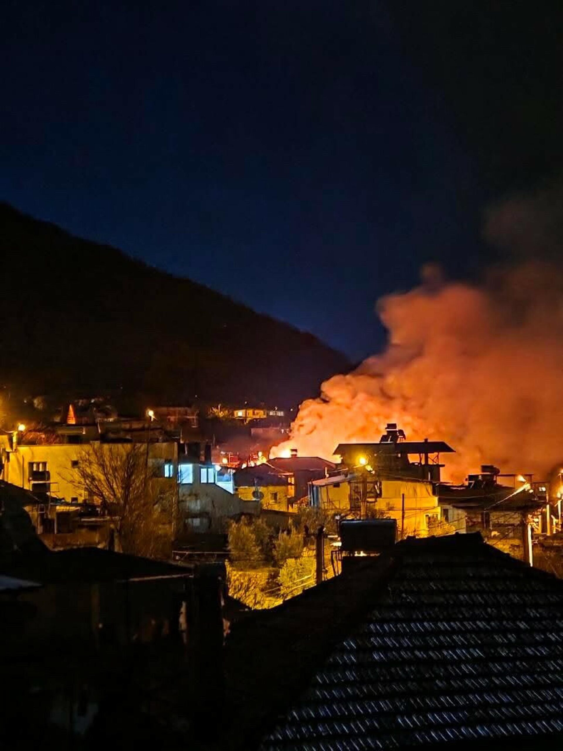 Muğla’nın Fethiye ilçesinde üç katlı ahşap bir evde çıkan yangında,