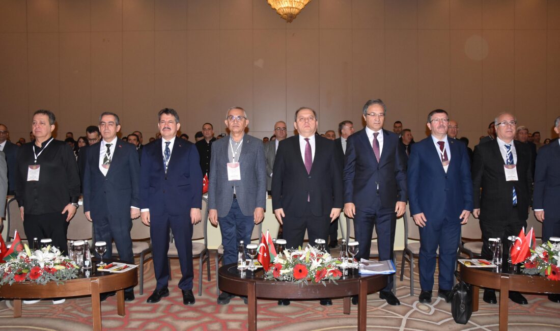 İzmir’de düzenlenen ve deprem ceza davalarının ele alındığı “Bölge Adliye