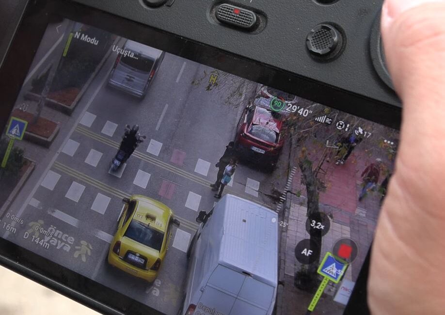 Adana’da trafik ışığı bulunmayan geçitlerde yayalara yol vermeyen sürücülere yönelik