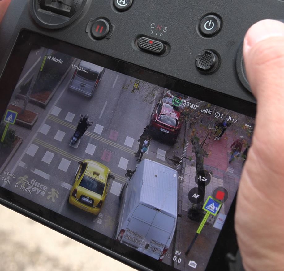 Adana’da trafik ışığı bulunmayan geçitlerde yayalara yol vermeyen sürücülere yönelik