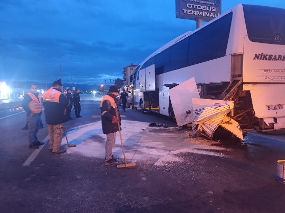 Çorum’un Osmancık ilçesinde, yol kenarında park halinde bulunan yolcu otobüsüne