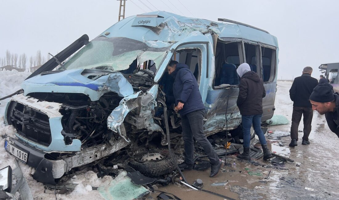 Hakkari’nin Yüksekova ilçesinde sabah saatlerinde halk otobüsü ile yolcu minibüsünün