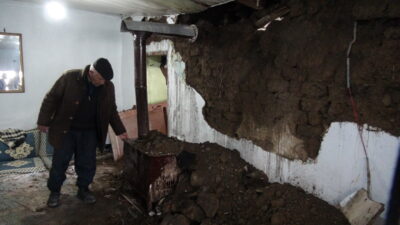 Hakkâri’nin Yüksekova ilçesinde etkili olan şiddetli sağanak yağış nedeniyle kerpiç
