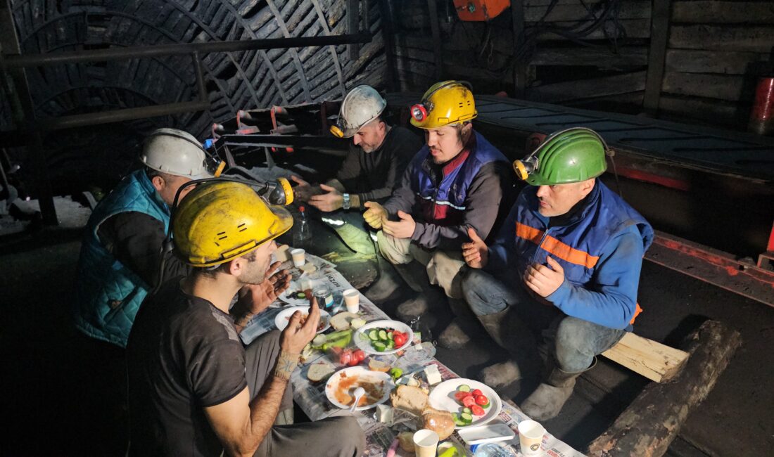 Zonguldak’ta taşkömürü üretimi yapan maden işçileri, Ramazan ayının ilk sahurunu