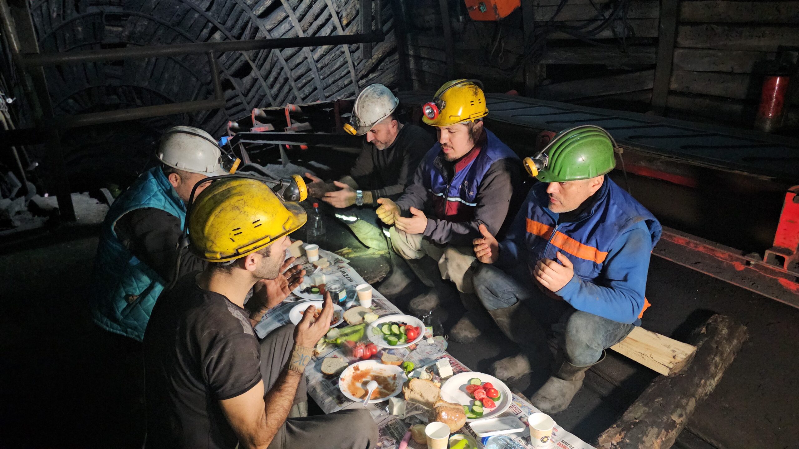 Zonguldak’ta taşkömürü üretimi yapan maden işçileri, Ramazan ayının ilk sahurunu