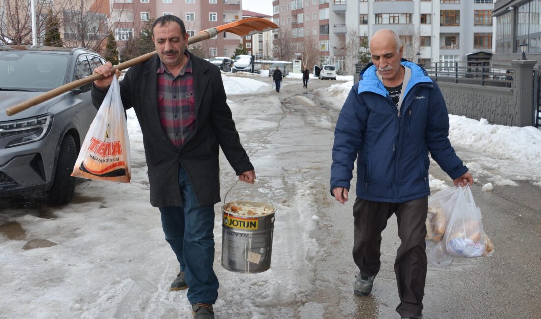 Erzurum’da çetin kış şartlarında yem bulmakta zorlanan kuşlar için iki