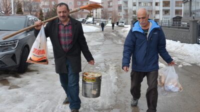 Erzurum’da çetin kış şartlarında yem bulmakta zorlanan kuşlar için iki