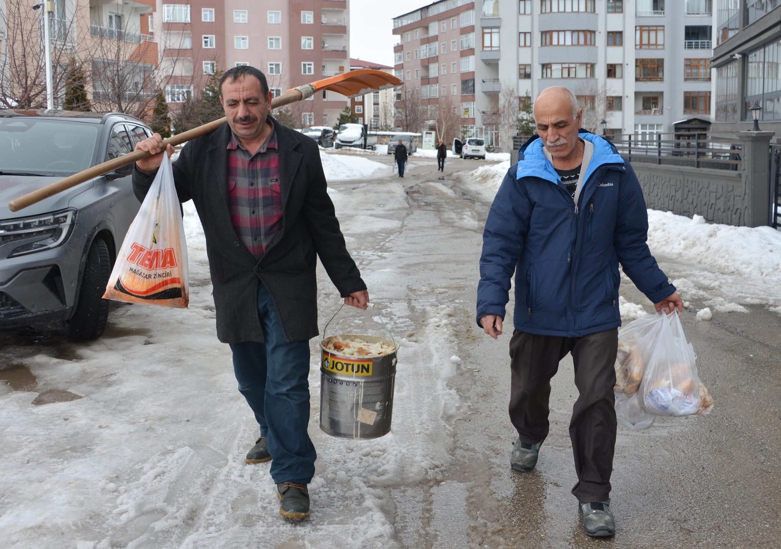 Erzurum’da çetin kış şartlarında yem bulmakta zorlanan kuşlar için iki