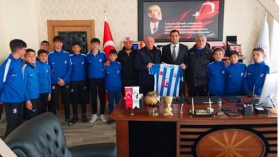 Selim Belediye Başkanı Barış Koç, düzenlenen U14 Futbol Turnuvası’nda şampiyonluk