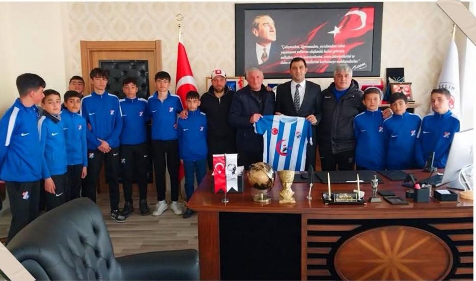 Selim Belediye Başkanı Barış Koç, düzenlenen U14 Futbol Turnuvası’nda şampiyonluk