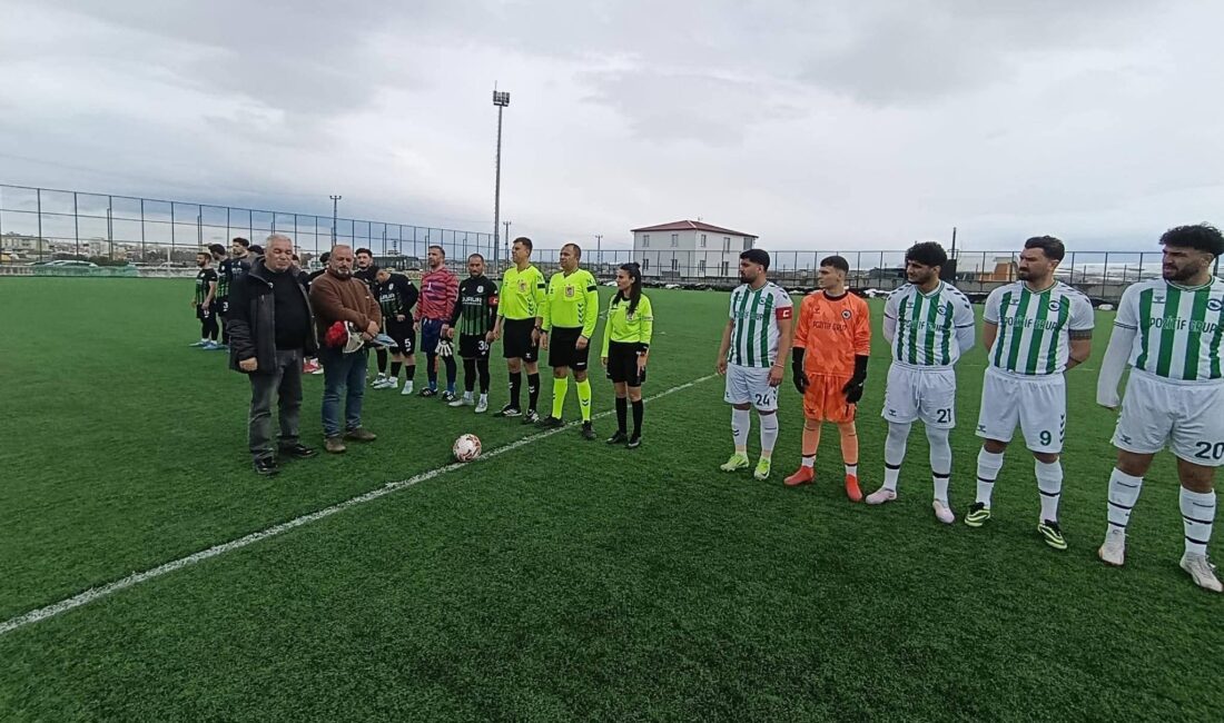Kars’ta büyükler amatör liginde oynanan karşılaşma öncesinde anlamlı ve duygusal