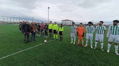 Kars’ta büyükler amatör liginde oynanan karşılaşma öncesinde anlamlı ve duygusal