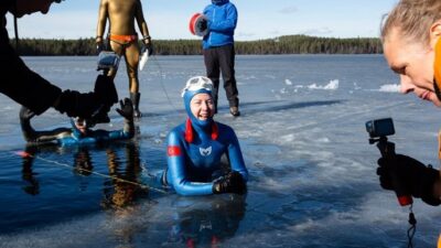 Milli sporcu Birgül Erken, Finlandiya’da 30 santimetrelik buz tabakasının altında