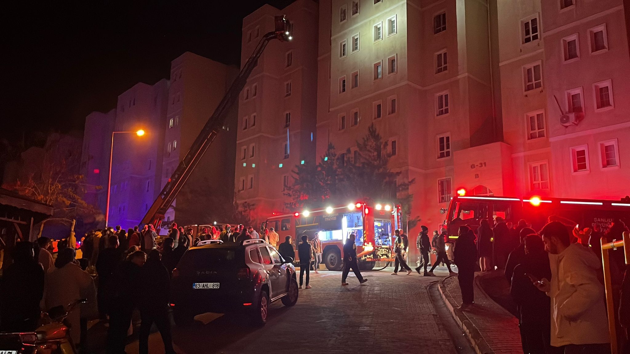 Şanlıurfa’nın Seyrantepe Mahallesi’nde bulunan 8 katlı bir binanın girişindeki elektrik