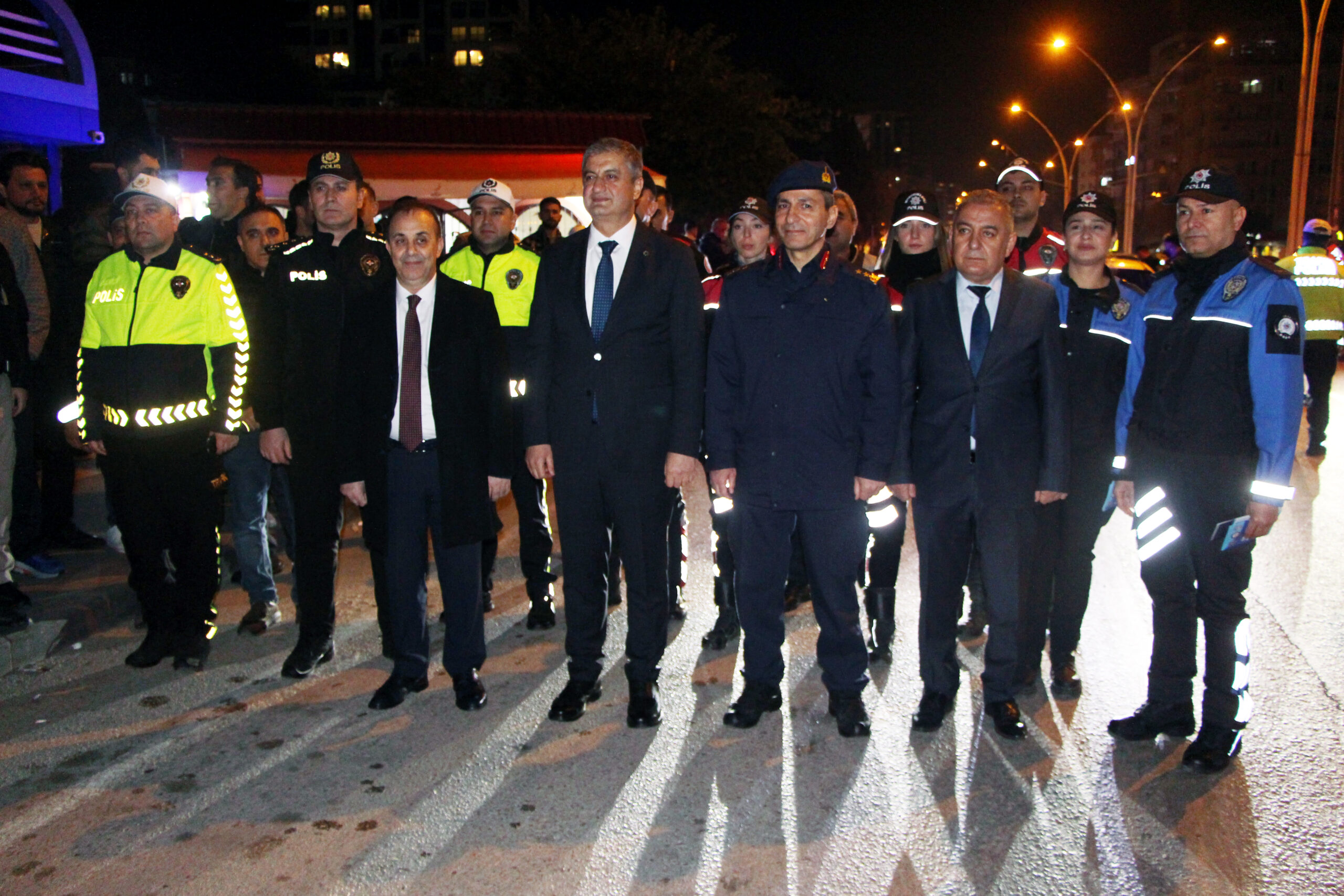 Adana Valiliği koordinasyonunda, İl Emniyet Müdürlüğü ve İl Jandarma Komutanlığı