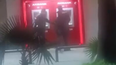 Adana’nın Seyhan ilçesinde bir bankaya ait ATM’ye levye ile zarar