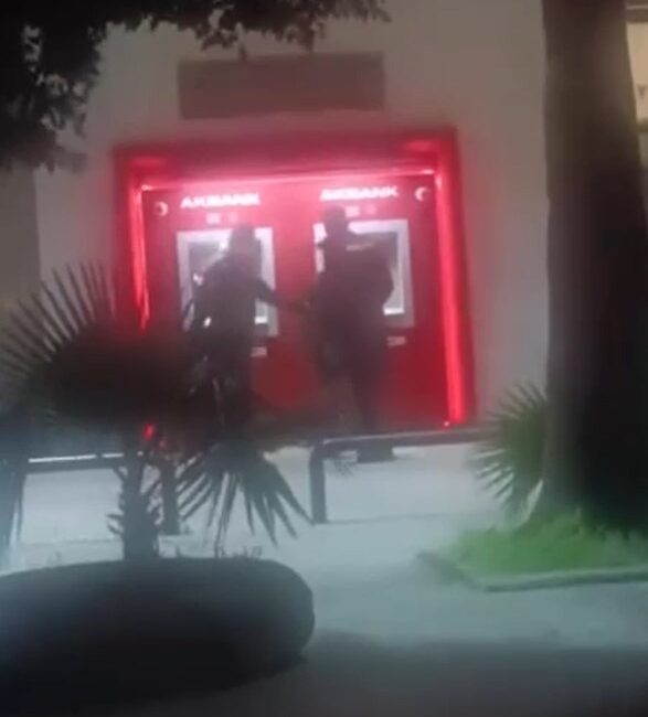 Adana’nın Seyhan ilçesinde bir bankaya ait ATM’ye levye ile zarar