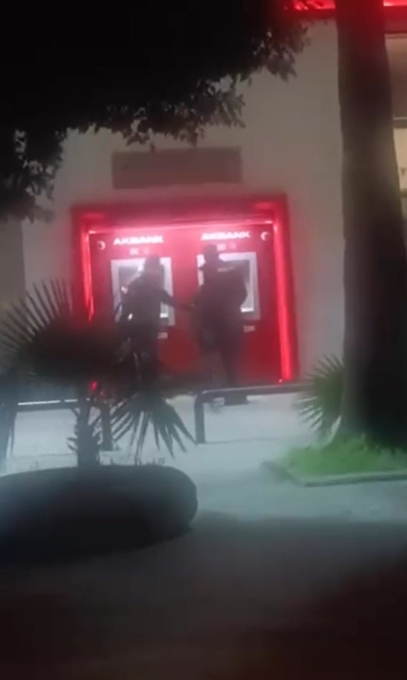 Adana’nın Seyhan ilçesinde bir bankaya ait ATM’ye levye ile zarar