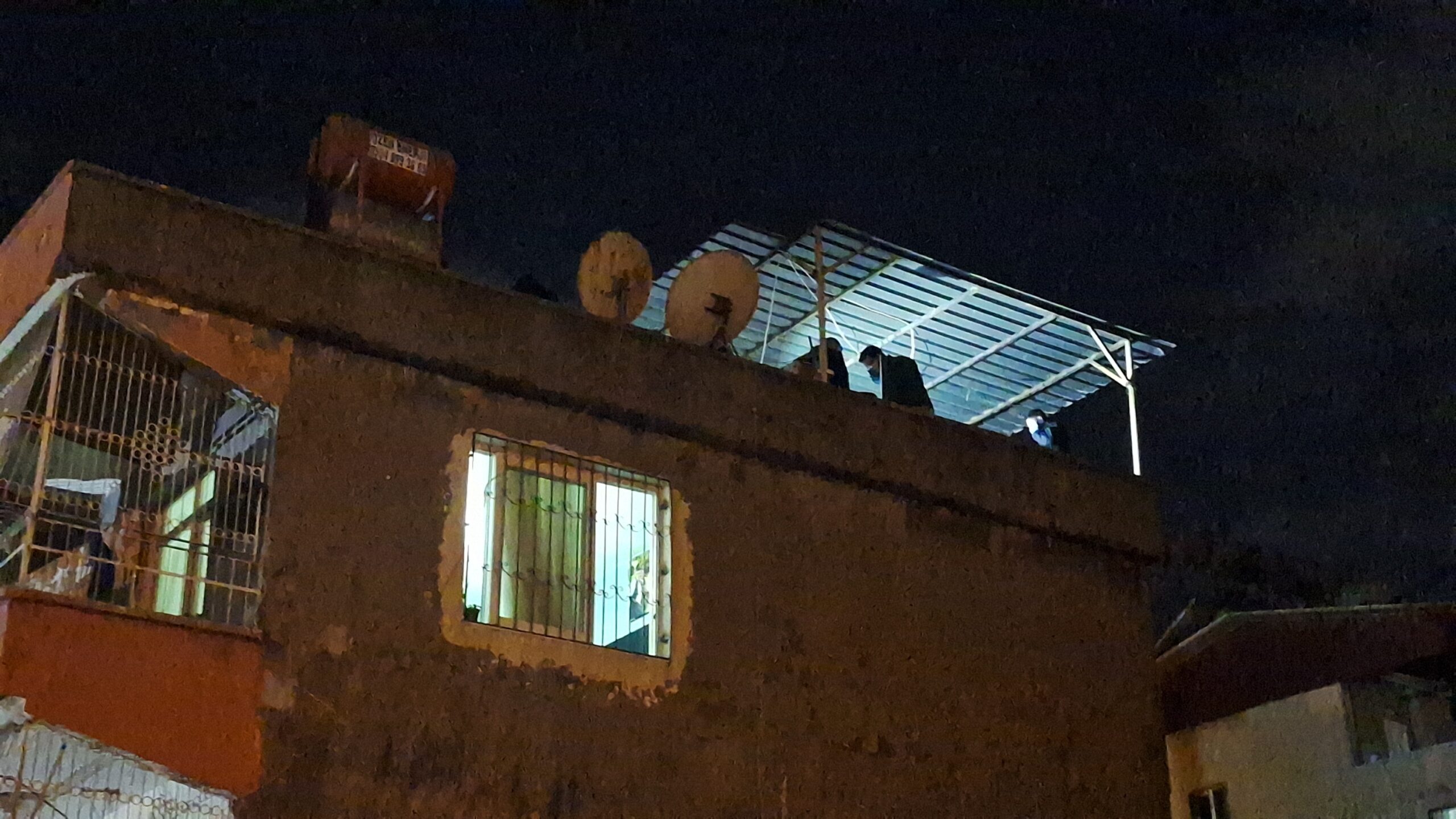 Adana’nın Seyhan ilçesinde 3 katlı bir binanın teras katında meydana