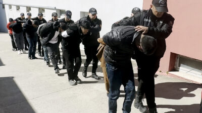Adana’da “torbacı” olarak tabir edilen uyuşturucu satıcılarına yönelik düzenlenen şafak