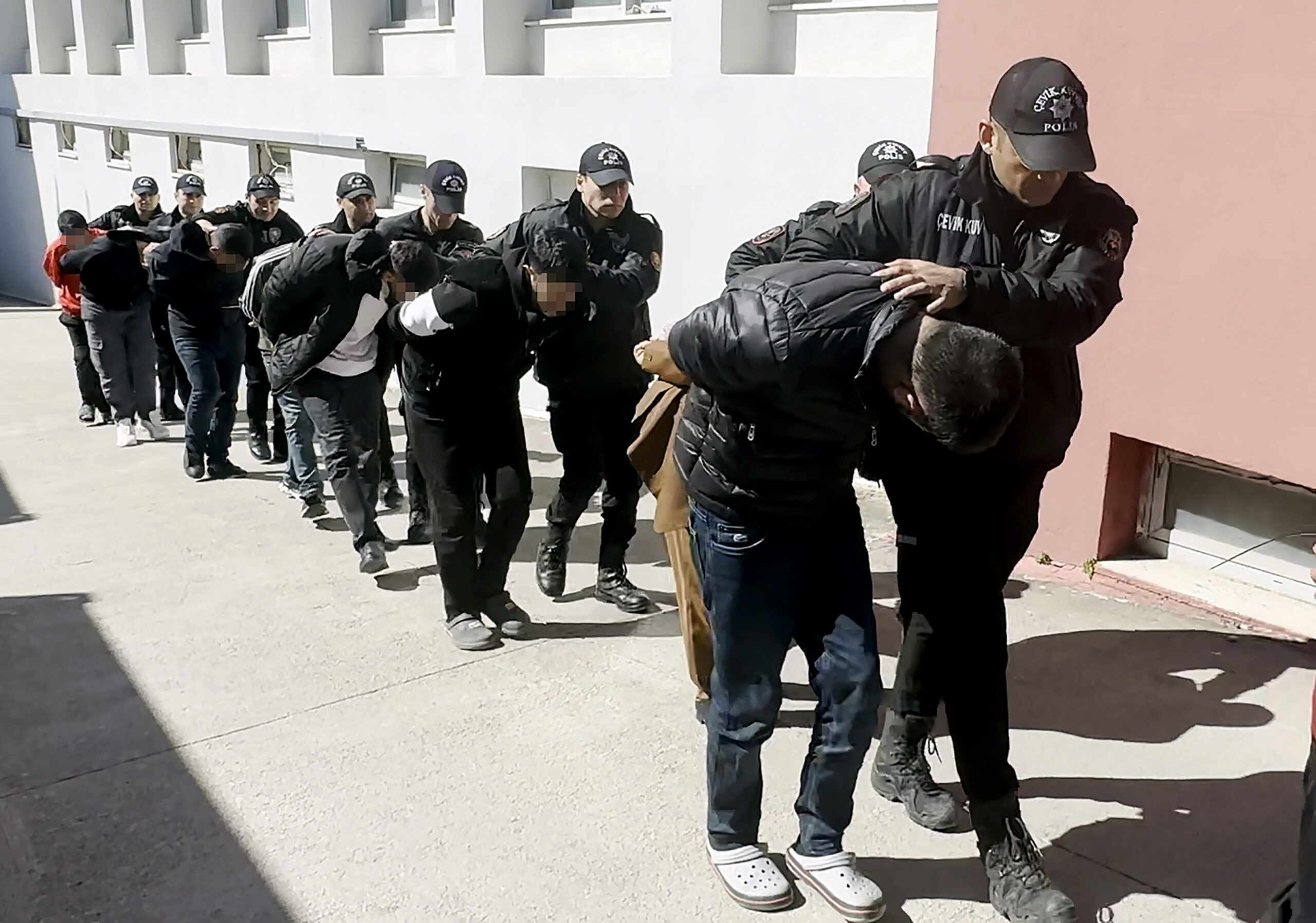 Adana’da “torbacı” olarak tabir edilen uyuşturucu satıcılarına yönelik düzenlenen şafak