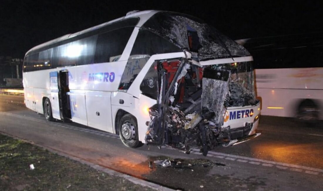 Amasya’nın Merzifon ilçesinde yolcu otobüsünün seyir halindeki bir TIR’a arkadan