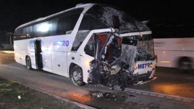 Amasya’nın Merzifon ilçesinde yolcu otobüsünün seyir halindeki bir TIR’a arkadan