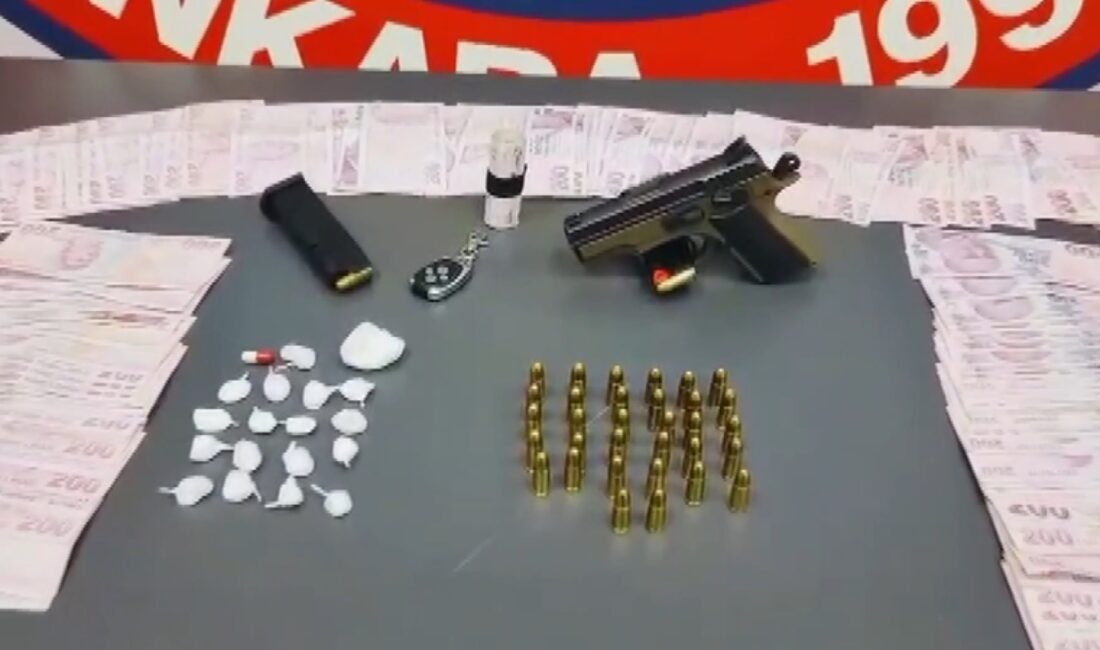 Başkentte şüphe üzerine durdurulan bir otomobilde arama yapan motosikletli polis