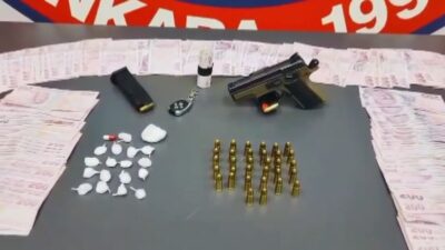 Başkentte şüphe üzerine durdurulan bir otomobilde arama yapan motosikletli polis