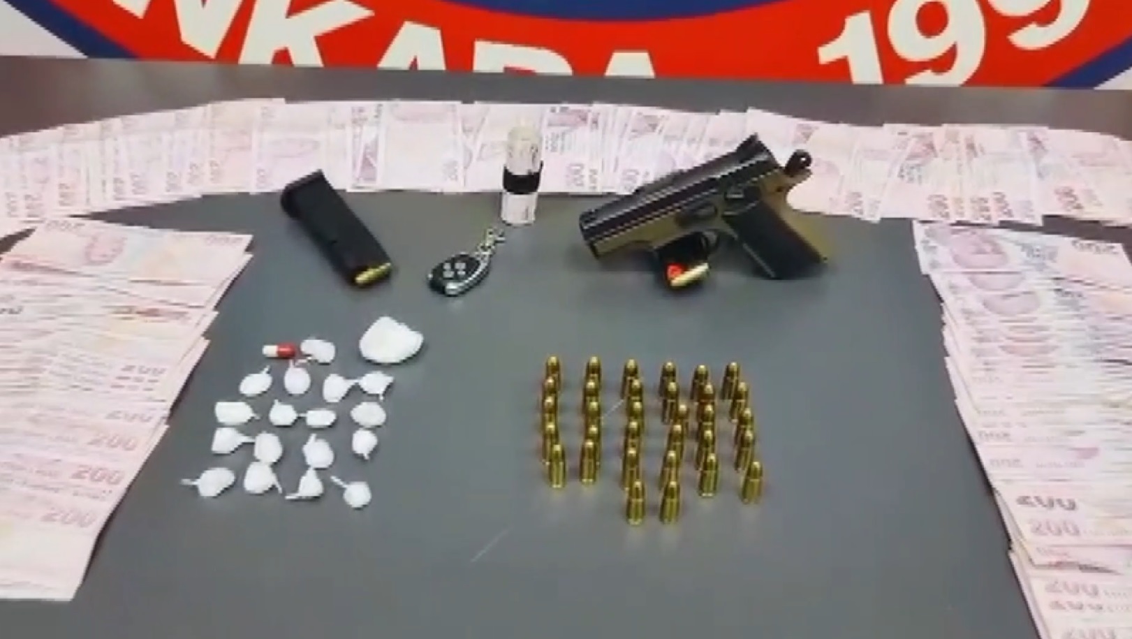 Başkentte şüphe üzerine durdurulan bir otomobilde arama yapan motosikletli polis