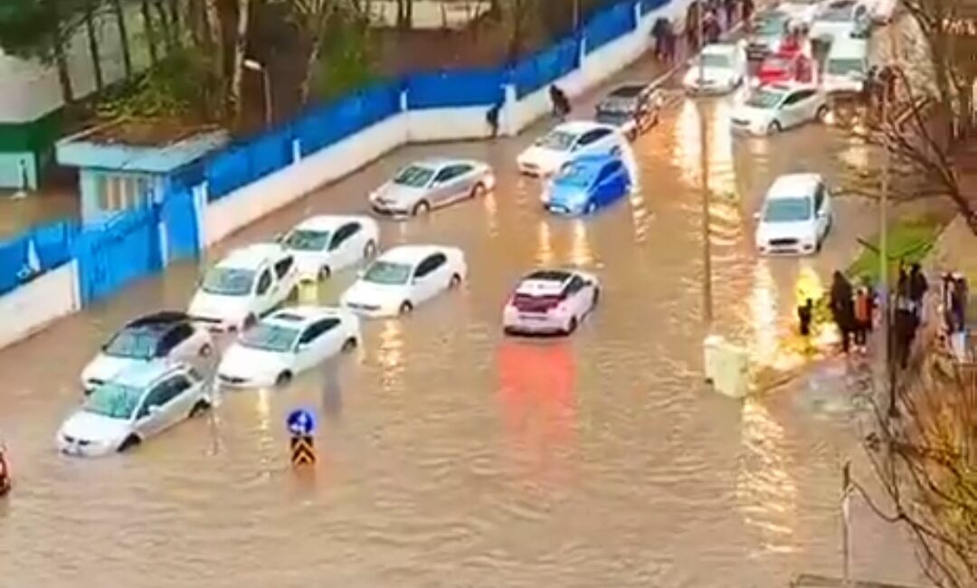 Batman’da sabah saatlerinden itibaren etkili olan şiddetli sağanak yağış, kent