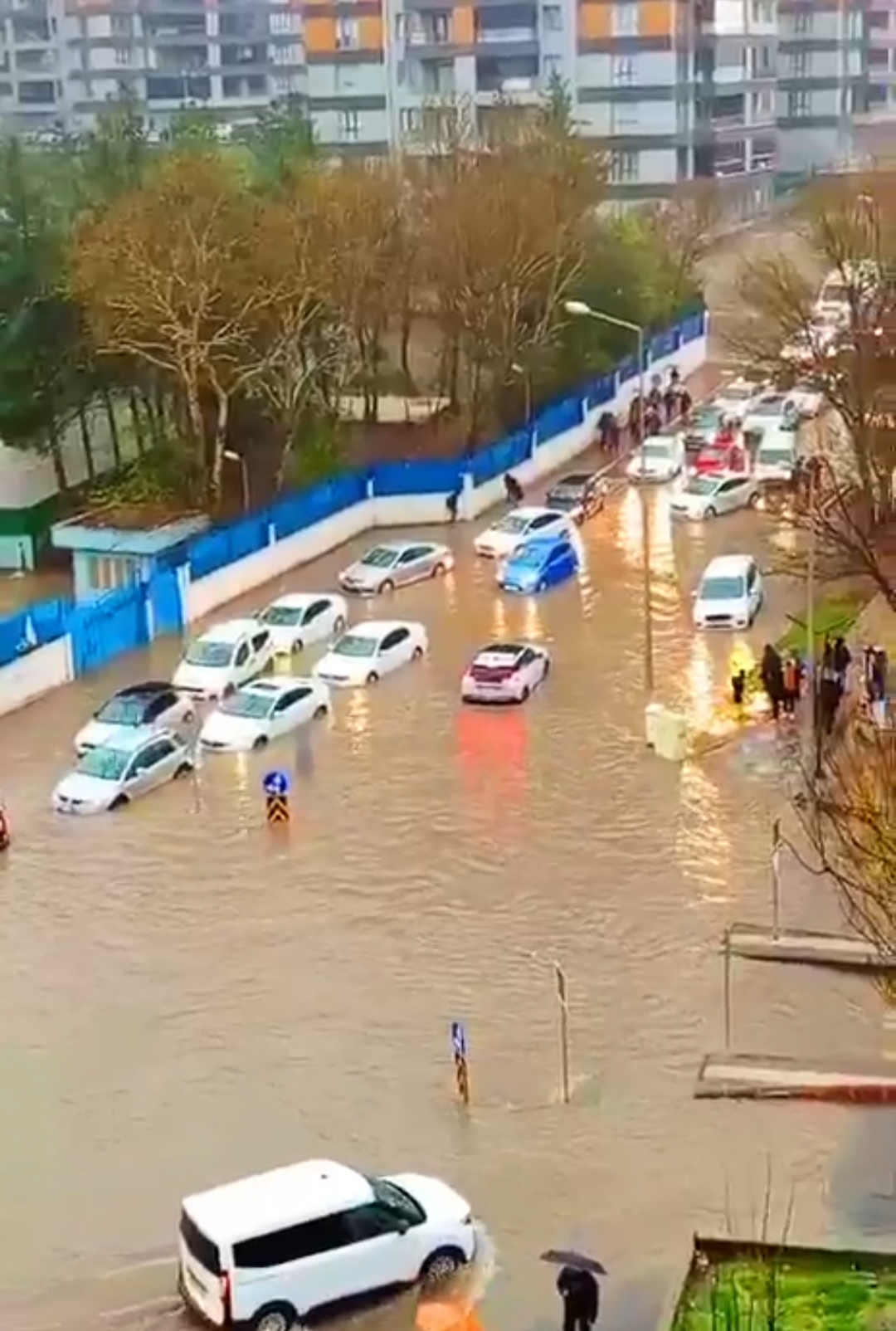 Batman’da sabah saatlerinden itibaren etkili olan şiddetli sağanak yağış, kent