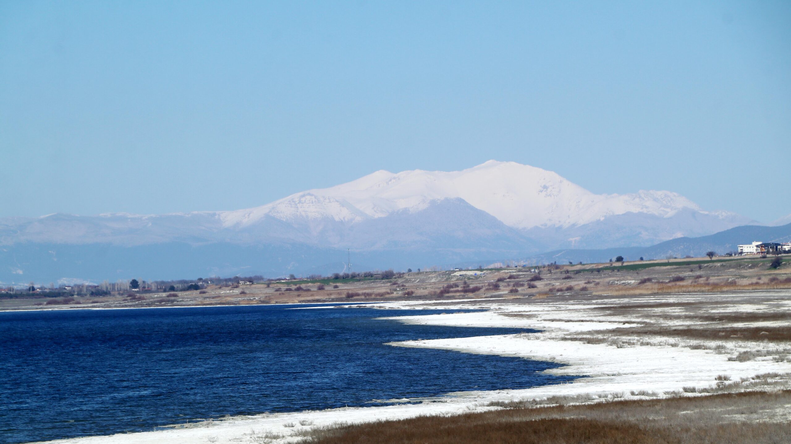 Kuruma tehlikesiyle gündemden düşmeyen Burdur Gölü’nde, son dönemdeki yoğun yağışların