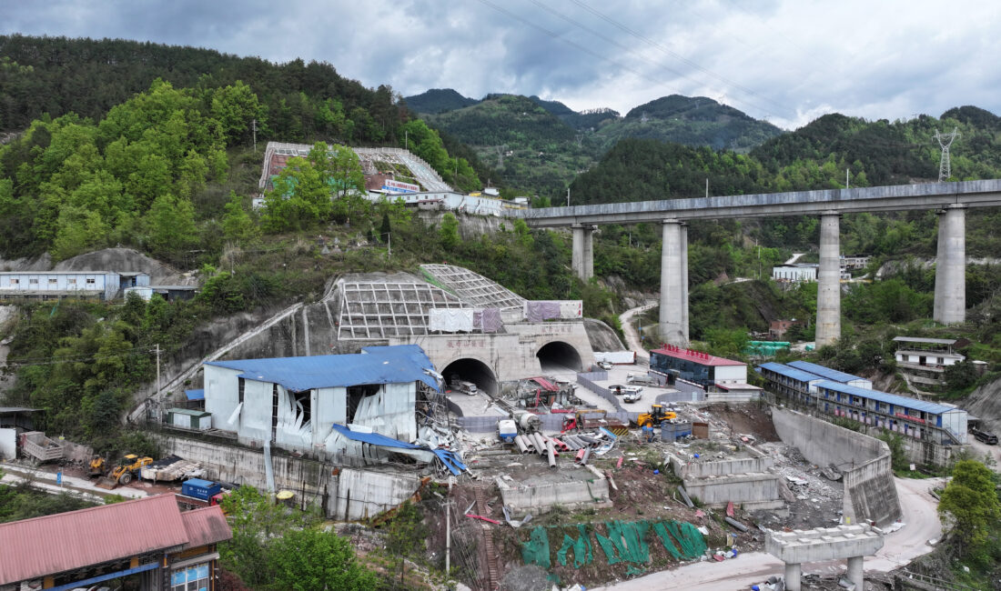 Çin’in güneybatısındaki Çongçing kentinde inşaat aşamasındaki bir otoyol tünelinde meydana