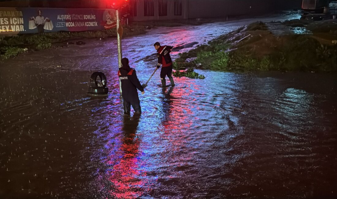 Şırnak’ın Cizre ilçesinde etkili olan şiddetli sağanak yağış günlük yaşamı