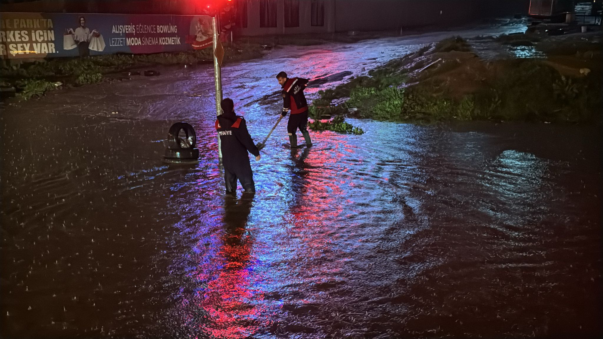 Şırnak’ın Cizre ilçesinde etkili olan şiddetli sağanak yağış günlük yaşamı