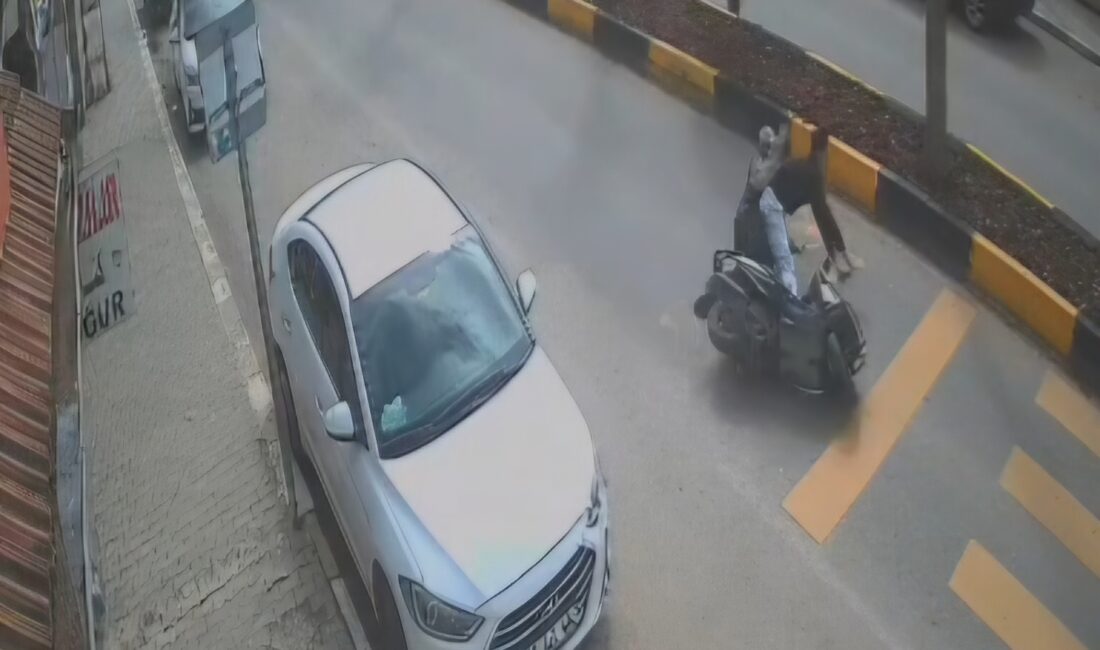 Hatay’ın Reyhanlı ilçesinde sürücüsünün direksiyon hakimiyetini kaybetmesi sonucu devrilen motosikletteki