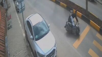 Hatay’ın Reyhanlı ilçesinde sürücüsünün direksiyon hakimiyetini kaybetmesi sonucu devrilen motosikletteki