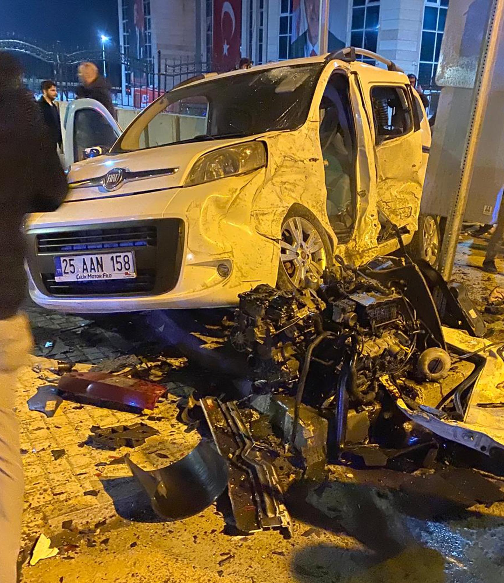 Erzurum’da bir alışveriş merkezinin önündeki kavşakta meydana gelen ve 4