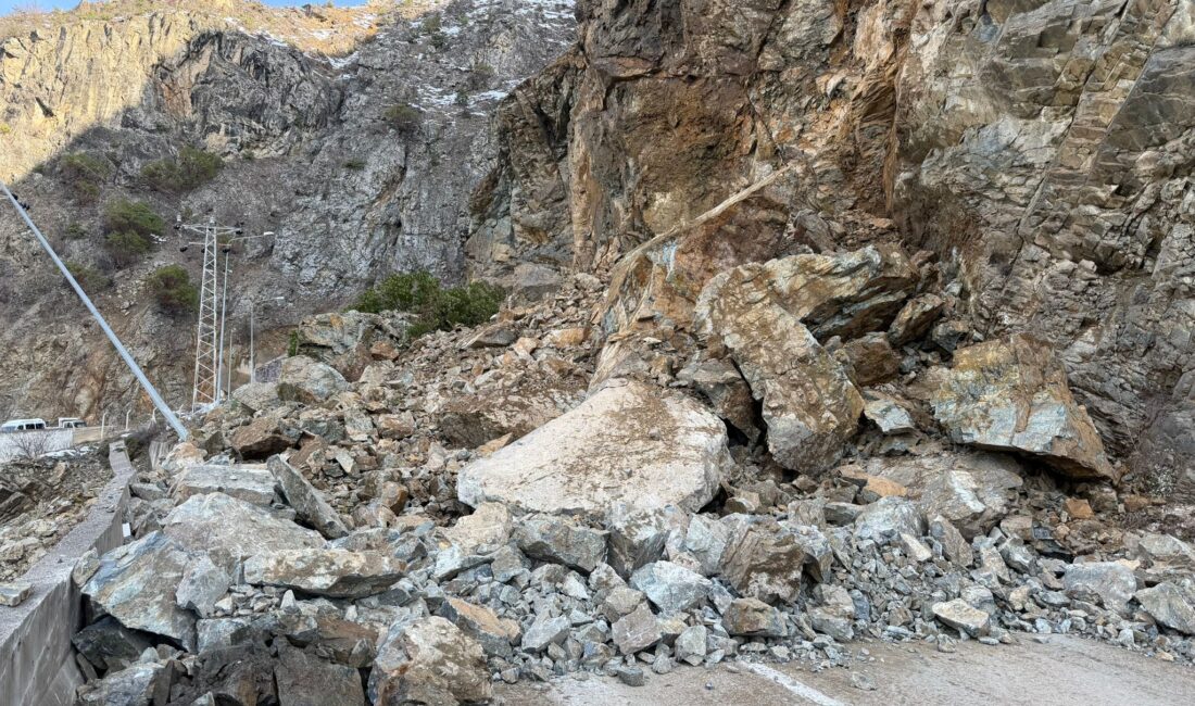 Gümüşhane-Giresun kara yolu, sabah saatlerinde meydana gelen heyelan sonucu çift