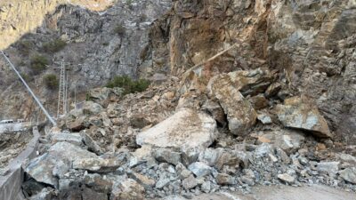 Gümüşhane-Giresun kara yolu, sabah saatlerinde meydana gelen heyelan sonucu çift