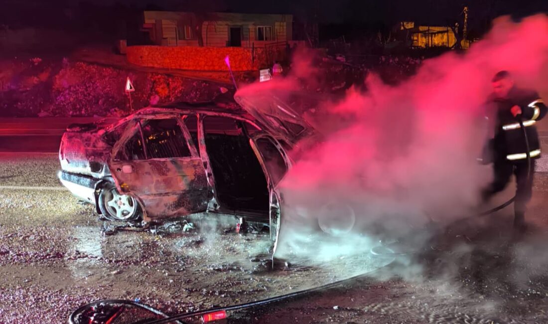 Adıyaman’ın Besni ilçesinde seyir halindeyken aniden yanmaya başlayan otomobil, itfaiye