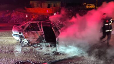 Adıyaman’ın Besni ilçesinde seyir halindeyken aniden yanmaya başlayan otomobil, itfaiye